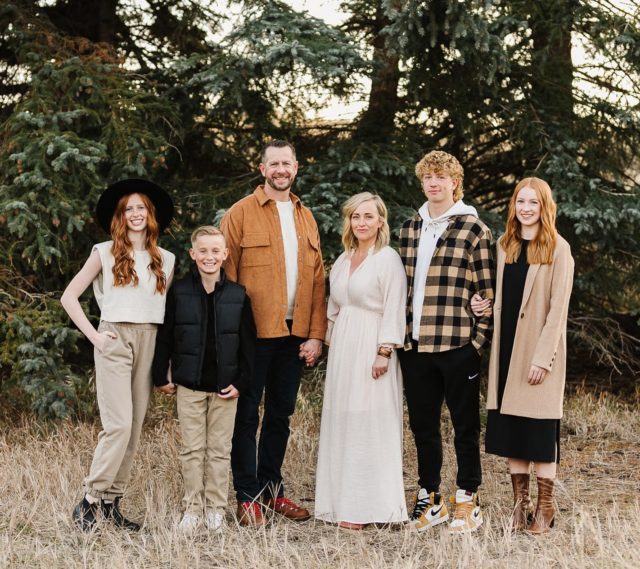 Family Pics✔️

And I’m pretty proud of myself. I was able to honor everyone’s requests: Croft’s sweats, Crew’s favorite shoes; Elle’s black dress and my cream one. 

And somehow it all turned into a cohesive picture! 
@devanraephotography